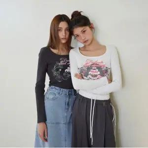 갤러리아 [BLUE LABEL]스퀘어넥 프린팅 긴팔 티셔츠 ES2OTL05