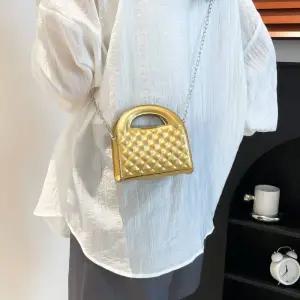 여사친 가을 체인 비주얼 스퀘어백 미니백 패피3