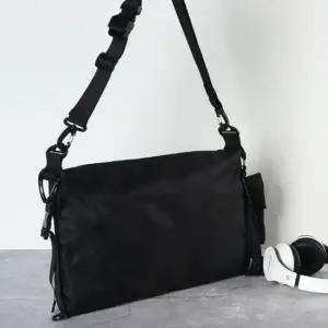 크로스백 가벼운 메신저 학생 카라비너 가방 블랙