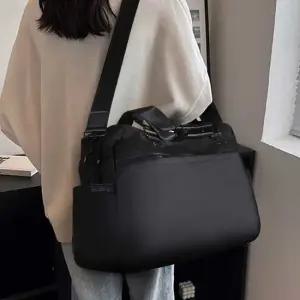 남녀 공용 여행 룩 나들이 외출 검정 숄더 크로스 백 세미정장룩데일리백 30대데일리백