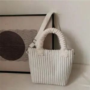 도톰한 소재 부드러운 촉감 소프트 왕골덴 크로스백