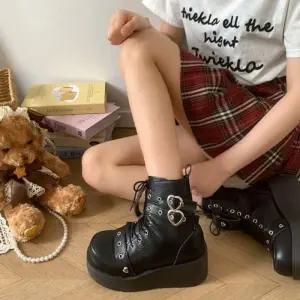 여성 여성신발 블랙부츠 키높이 부츠 미들워커 블랙 하트버클 레이스업