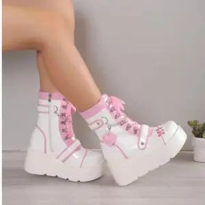 여성 펑키 에나멜 3컬러 플랫워커 하트참 부츠 앵클 여성신발