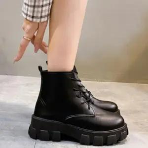 여성 아웃솔 심플 볼드한밑창 스트릿 디자인 부츠 스타일 트렌디 워커 포인트