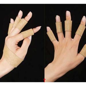 손가락 파스 붙이는 건초 근육통