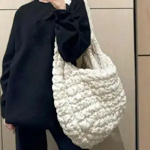 퀼팅 스타일리쉬 빅사이즈 구름 숄더 크로스백 빅사이즈 퀼팅백 패브릭가방 백 호보백 구름 패딩백