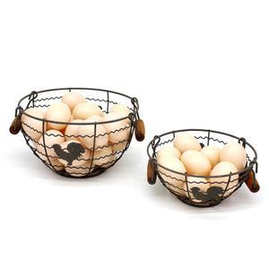 CVHOMEDECO. 둥근 와이어 달걀 바구니 소박한 과일 나무 손잡이 농가 수집 러스티 2개 세트