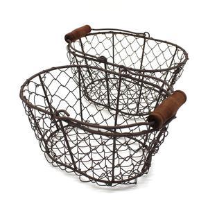 CVHOMEDECO. 금속 와이어 작은 달걀 바구니 나무 손잡이가 달린 녹 과일 컨트리 빈티지 스타일 보관 2개 세트