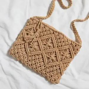 라탄 패턴 사각 쉐입 스트랩 크로스 가방 6SS