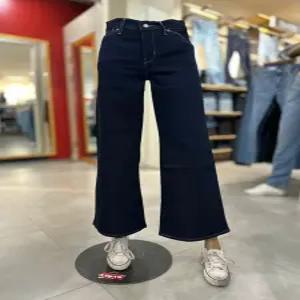 [리바이스] 리바이스 여성 318 쉐이핑 와이드 청바지 (001Q7-04)