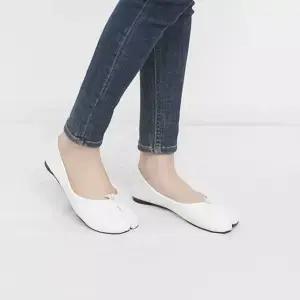 유니크한 갈라 앞코 타비 디자인 발레리나 플랫 5FW