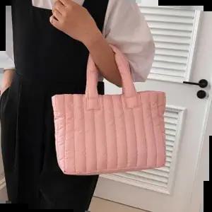 여자 집 앞 외출 마실 소지품 퀼팅 토트 백 가방 코디