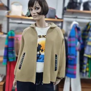 베네통/애플아울렛/백 니트 자수 배색 루카스 후드 점퍼/BAJP05511