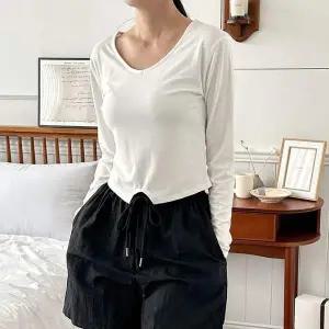 여성 AG63CP94 밑단 트임 포인트 크롭 스타일 긴팔 티셔츠