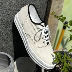 여름 남자 데일리 로우탑 스니커즈 디자인의 깔끔한 캔버스화