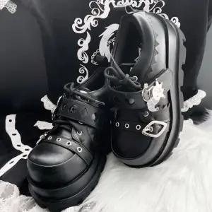 여성 더블버클 2컬러 클래식 통굽 스틸참 플랫 여성신발 플랫로퍼 로퍼