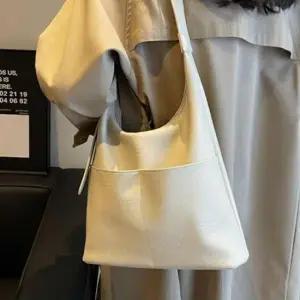 소프트레더 질감 미니멀 쉐입 내부포켓 스트랩조절 데일리 숄더백 6SS