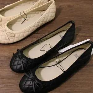 여자 데이트 룩 연말 모임 룩 플랫 슈즈 구두 코디 직장인출근룩코디 단아한면접구두