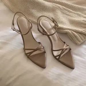 새틴 소재 광택 컬러감 멀티 스트랩 미들굽 토오픈힐 오픈토슈즈 토오픈슈즈 토오픈구두