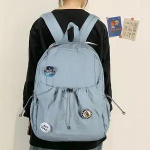 가벼운 뱃지 포인트 캐주얼 스트링 플랩 백팩 캐주얼백팩 남자중저가가방 남자캐주얼백팩