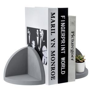 마이기프트 북은 수납 공간으로 장식하고, 책은 선반, 책상, 모던 그레이 콘크리트 기하학적 반원, 미니멀리스트의 무거운 작업을 끝냅니다