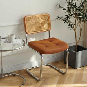 라탄의자 철제 스튜디오 웨이팅 라운지체어 라탄체어 호두색 카페 카페의자 글로시 모던