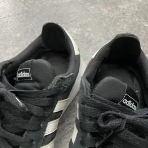 신발 TUO359I1 운동화 디테일 구성 메쉬구멍 수선패치 블랙