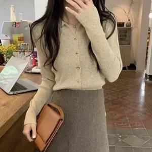 패션스타일 컬러 브이 가디건 카라 여성 금장