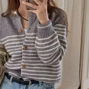 패션스타일 신제품 루즈핏 스트라이프 가디건 색 여성