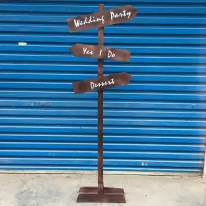 공원 갈림길 이정표 철제 길 나무 관광지 야외 팻말