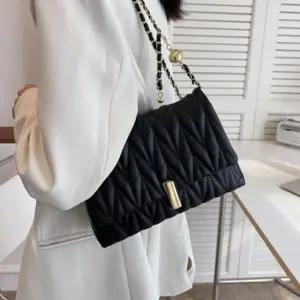 퀼팅 패턴 플랩 미니 체인 스트랩 수납 데일리 포인트 숄더백 6SS