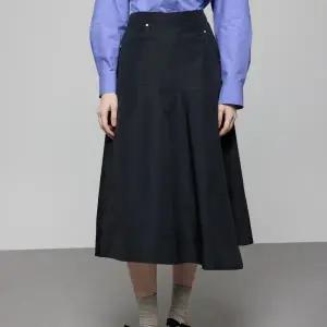 [롯데백화점]DEWL 랩 디테일 플레어 스커트 D251MSD201