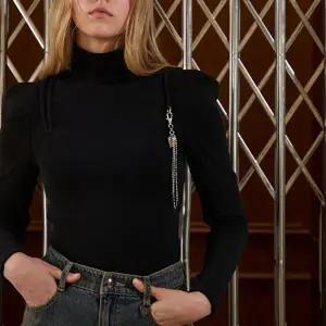 [롯데백화점]에고이스트 [BLUE LABEL] 목 폴라 장식 언발 티셔츠 ER4OTL03