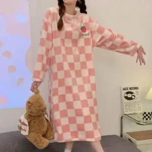 잠옷/홈웨어 잠옷 극세사 원피스 딸기 수면 체크패턴 겨울 롱 여성 홈웨어 100108
