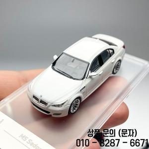 킹모델 1:64 BMW M5 E60 시뮬레이션 합금 자동차 모형 14세 이상를 위한 선물 장난감 성인을 수집용 장식품