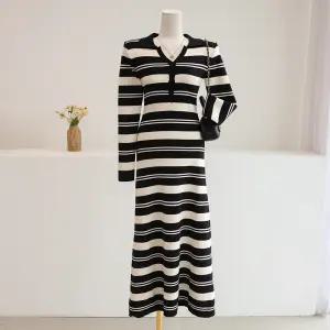 [잇수다] 키유비 스트라이프 브이넥 카라 니트 롱 원피스