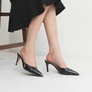 [하프클럽/]모던한 감각의 포인트 토우라인 뮬 힐 슈즈 5FW