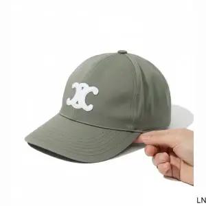 셀린느 25FW 워시드 코튼 트리옹프 베이스볼 캡 모자