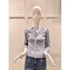 [ZOOC](마산점)(25년 겨울) 타이 디테일 블라우스형 볼륨 소매 니트 탑 Z254KSK114