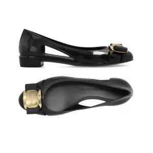 [페라가모] 26SS 나라 NARA 바라 보우 젤리 플랫슈즈 블랙 0785441