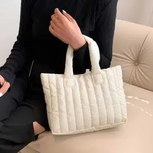 데일리 룩 출근 여자 회사원 퀼팅 토트 백 가방 보조