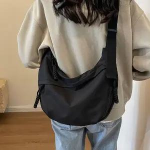 남녀공용 반달 크로스백 슬링백 데일리 캐주얼 여행 가벼운 심플 미니 숄더백