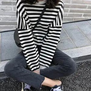 가로 줄무늬 여성 맨투맨 자연스럽고 루즈한핏 짱짱한 라운드넥 간절기 긴팔티셔츠