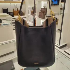 [헤지스](광주신세계)블랙 로고프린트 소가죽 토트백 HIBA6E325BK