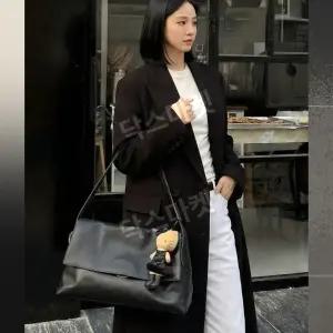 손연재 가방 소가죽 숄더백 클래식 미니멀 룩북 코디 아이템 직장인 데일리 숄더백