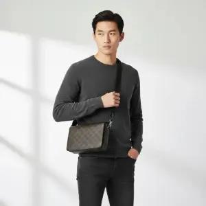 FW25 남성 트리옹프 플랩 메신저백 111592ETH 38SI