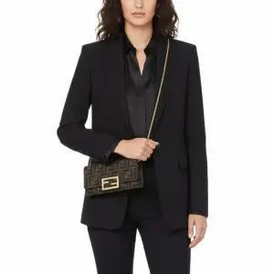 FW24 여성 FF로고 체인지갑 8M0365 A98P F0A6E