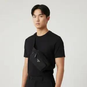 2VL977 2DMG F0002 리나일론 트라이앵글 로고 벨트백 슬링백