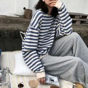 편안하게 입기 좋은 루즈핏 라운드넥 소매 시보리 스트라이프 여성 긴팔 간절기 패션 티셔츠