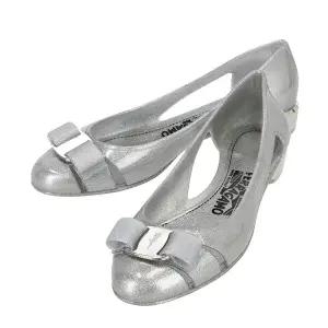 [페라가모] 24SS (A_VARA JELLY SILVER 0726366) 여성 바라 젤리 플랫슈즈